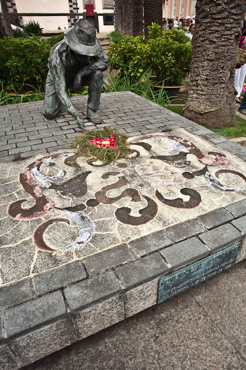 <em>Homenaje al Alfombrista</em> – das Denkmal wurde zu Ehren der Blumenteppichleger errichtet.