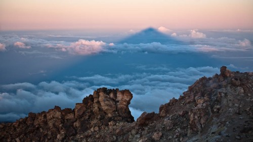 Um den Sonnenaufgang vom Gipfel und Teide-Schatten zu sehen, der sogar die benachbarte Insel La Gomera erreicht, muss man früh aufstehen.