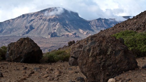 Der Weg ist mit schweren Vulkanbombem gespickt – den sogenannten „Huevos del Teide“, den Teide-Eiern.
