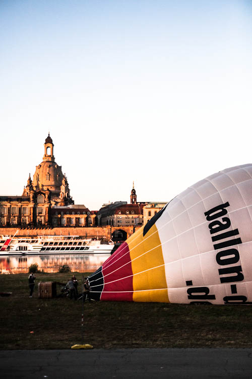 Der Ballon füllt sich langsam mit Luft (Foto von Isabel Bergmann).