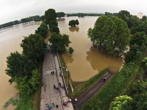 Hochwassereinsatz der Reservistenkameradschaft Dresden IV in Heidenau. Die Kameraden sondieren die Lage mit Hilfe einer (privaten) fliegenden Drohne. (Aufnahme von Hptm d.R. Christian Blümel)