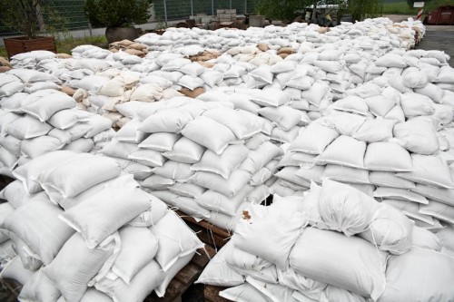 Hochwassereinsatz der Reservistenkameradschaft Dresden IV in Heidenau. Im Bauhof Heidenau werden tausende Sandsäcke befüllt.