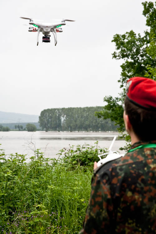 Hochwassereinsatz der Reservistenkameradschaft Dresden IV in Heidenau. Die Kameraden sondieren die Lage mit Hilfe einer (privaten) fliegenden Drohne.