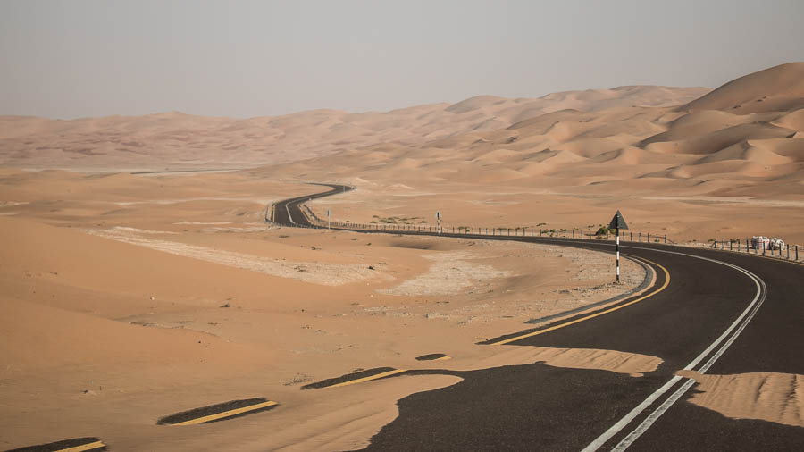 Die Straße schlängelt sich durch die endlosen Weiten der Wüste.